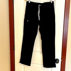 Women’s medium Kade cargo scrub bottoms in black